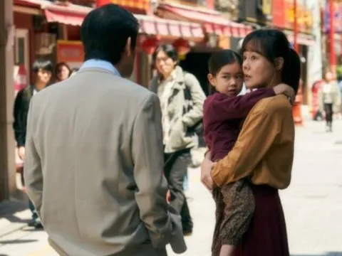 Con gái tố bị bố nuôi của mẹ “ngược đãi” mỗi ngày, mẹ kiểm tra camera thấy cảnh tượng liền mừng rỡ