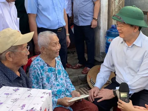 Phó Thủ tướng Mai Văn Chính thăm, tặng quà người dân bị thiệt hại bởi bão số 13 Kalmeagi