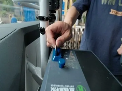 Bỏ hơn 110 triệu đồng vào thùng xe buýt, nữ hành khách khóc tiết lộ lý do