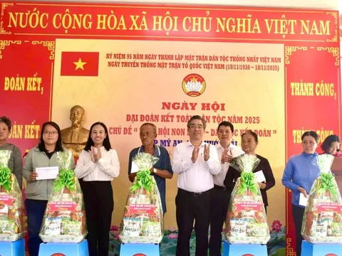 Phó Bí thư Thành ủy TP HCM Nguyễn Phước Lộc dự Ngày hội Đại đoàn kết xã Phước Hải