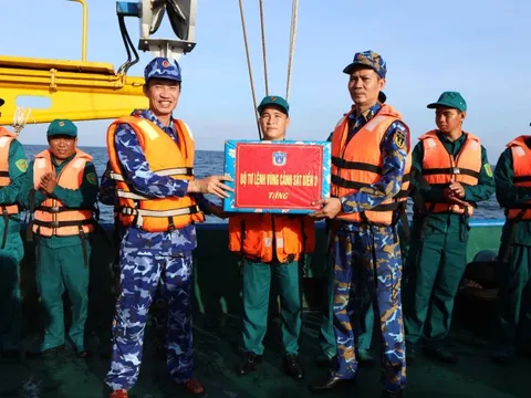 Chính ủy Vùng Cảnh sát biển 3 trực tiếp ra vùng biển giáp ranh kiểm tra công tác phòng chống IUU