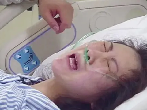 Chuẩn bị đỡ đẻ, bác sĩ phát hiện dòng chữ lạ viết trên bụng sản phụ, cả phòng sinh nghẹn ngào khi đọc từng chữ