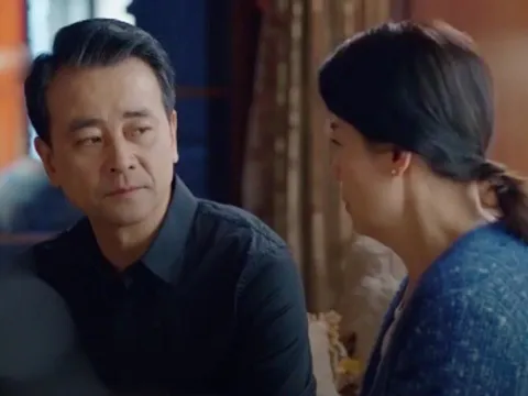 Nửa đêm khát nước xuống nhà, phát hiện bí mật giấu kín 30 năm của người bố chồng giám đốc