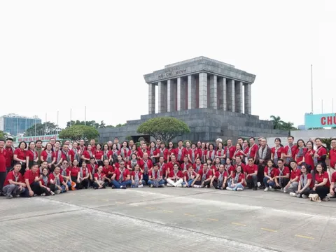 Đoàn đại biểu tham gia hành trình "Hướng về cội nguồn Cách mạng" viếng Lăng Chủ tịch Hồ Chí Minh