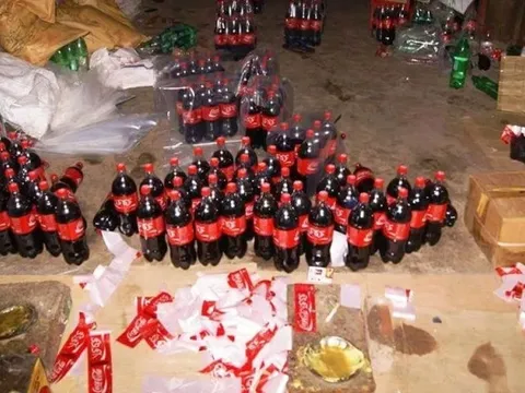 Đột kích một nhà máy, công an triệt phá đường dây sản xuất nước ngọt giả quy mô lớn, tịch thu 25.000 lít hóa chất cùng hàng loạt chai lọ, máy trộn công nghiệp