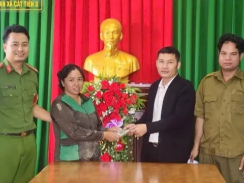 Nhặt được cọc tiền trên đường, thầy giáo ở Lâm Đồng có hành động đẹp