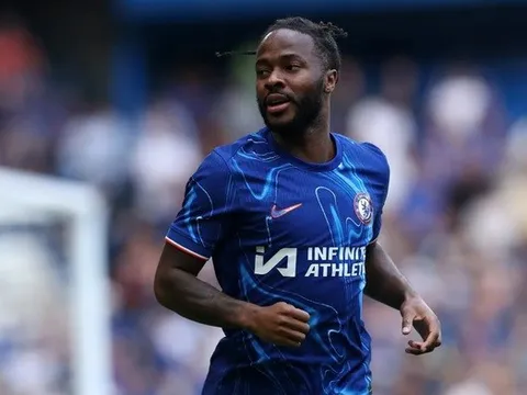 Cầu thủ Sterling đối đầu với băng trộm có hung khí để bảo vệ gia đình