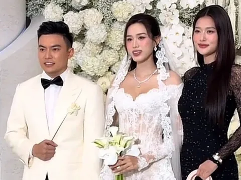 Chị gái "sinh đôi" của Đỗ Thị Hà có nhan sắc một 9 một 10 với nàng hậu, có một điểm chung với em gái