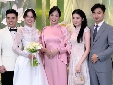 Chị gái Hương Liên có vẻ đẹp một 9 một 10 với em gái, nhìn sang mẹ ruột mới thấy gia đình toàn cực phẩm nhan sắc