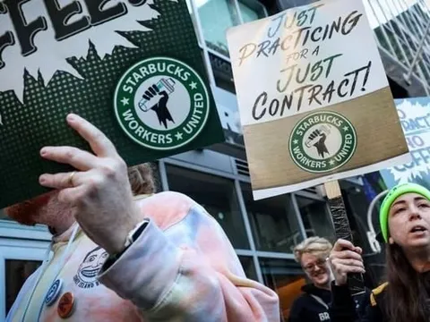 Nhân viên Starbucks đồng loạt đình công vì kiệt sức, 65 cửa hàng 'đóng băng' đúng mùa lễ hội