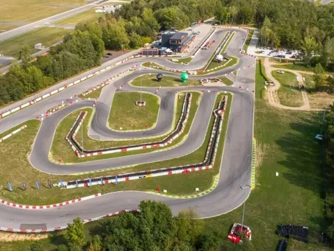 Hai chiếc xe điện VinFast mới tinh xuất hiện ở một trường đua châu Âu: Sắp mở bán tại nước sát Ukraine