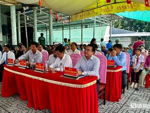 Ngày hội Đại đoàn kết 2025: Hội Luật gia TP. Cần Thơ trao học bổng, phổ biến pháp luật tại Thới Hưng