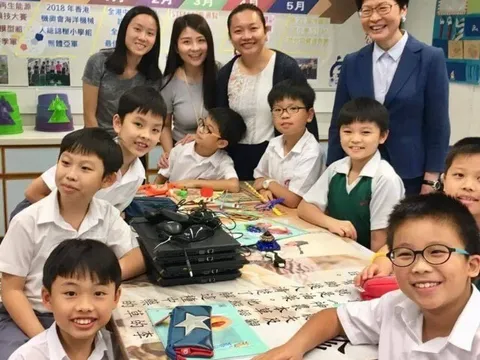 Bé trai có biểu cảm kì lạ trong bức ảnh chụp tập thể, nhìn tay cô giáo ai cũng hiểu ngay lý do