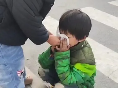 Xót xa hình ảnh bé gái lom khom nhặt đồ ăn bên đường giữa giá rét