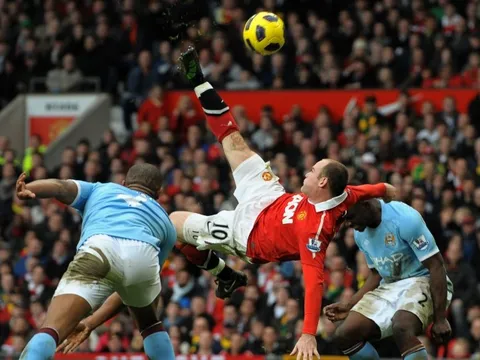 Wayne Rooney tái hiện siêu phẩm xe đạp chổng ngược gây sốt