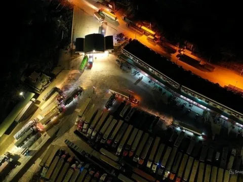 Đúng 18h30, xe tải Trung Quốc không người lái, sẽ di chuyển vào ban đêm sang Việt Nam