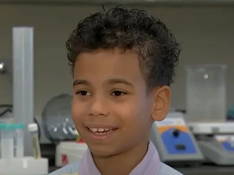 Cậu bé 9 tuổi trong nhóm 1% thông minh nhất thế giới