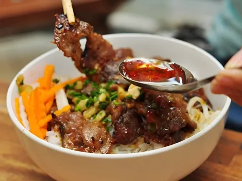 Tô bún thịt nướng ở TP.HCM tăng giá 4 lần trong một năm