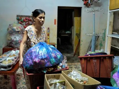 Hội An lại ngập sâu: Dân hối hả chạy lũ, du khách tò mò lội nước check-in