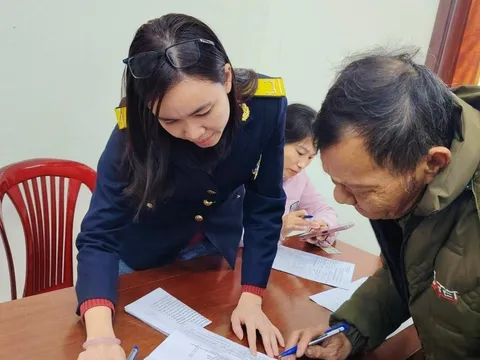 Lạ lùng một cán bộ thuế "tạo sóng" trên mạng, còn được Facebook trả tiền