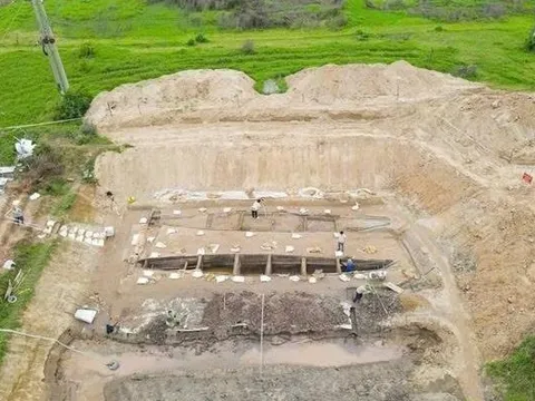 Cải tạo đất để nuôi cá, người dân Việt Nam phát hiện vật dài 17m màu vàng lạ, chuyên gia xác nhận báu vật 2.000 năm tuổi hiếm có trên thế giới