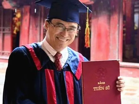 MC 'Rồng vàng' nhận bằng Tiến sĩ