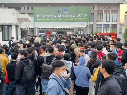 Người dân xếp hàng xuyên đêm mua nhà ở xã hội, chuyên gia hiến kế số hoá ngay