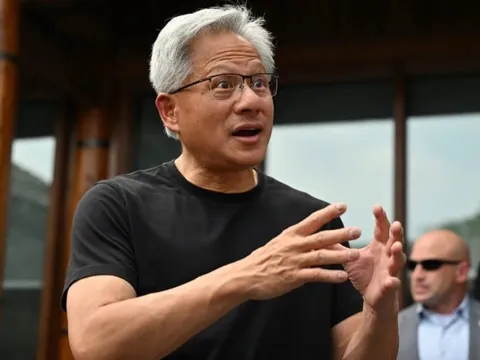 CEO Jensen Huang cho biết Nvidia đang ‘cứu cả thế giới’, nói thẳng về việc vốn hóa bốc hơi 500 tỷ USD trong vài tuần