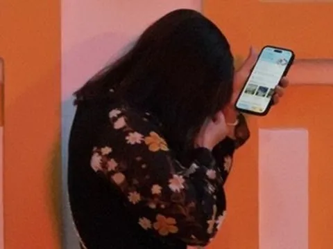 Mẹ hoa hậu Thùy Tiên gục khóc khi con gái vẫy tay chào ở toà