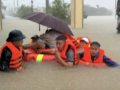 Khẩn trương thu dung và cấp cứu nạn nhân mưa lũ tại miền Trung