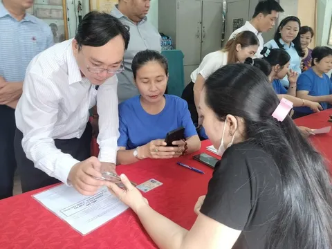 Phường Bình Tiên: Người dân được "cầm tay, chỉ việc" khi thực hiện thủ tục hành chính trực tuyến