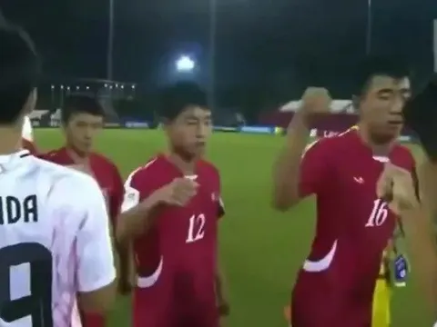Khoảnh khắc gây sốc: Cầu thủ Triều Tiên "đấm" đối thủ thay vì bắt tay