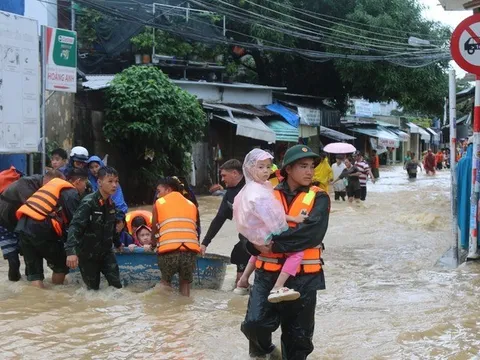 Bộ Chính trị: Bộ Quốc phòng, Bộ Công an tập trung lực lượng đến khu vực bị cô lập để cứu trợ