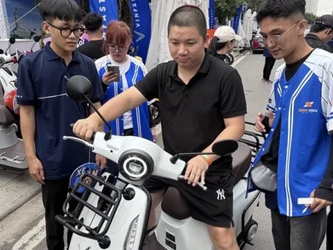 Doanh số xe máy điện tăng chóng mặt