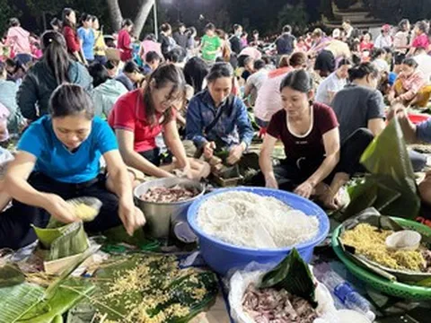 Hàng trăm người Đồng Nai xa lạ tụ lại xuyên đêm cứu trợ đồng bào vùng lũ