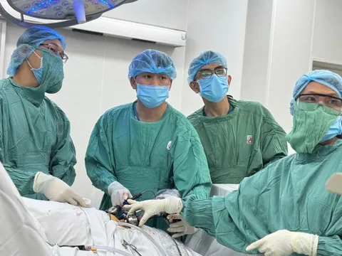 Đau lưng kéo dài, người đàn ông phát hiện 2 loại ung thư