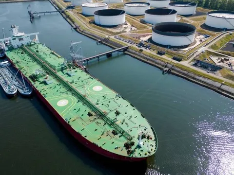 Giá tàu chở dầu tăng gần 600%, chuyện gì đang xảy ra?