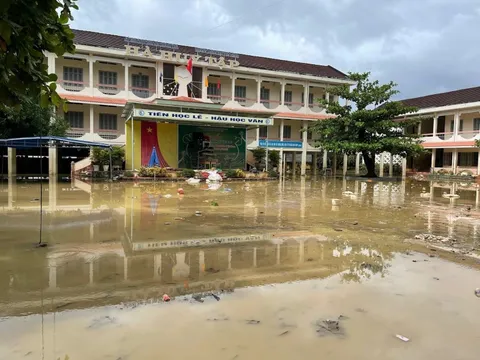 Nhói lòng nhìn trường học miền Trung tan hoang sau lũ
