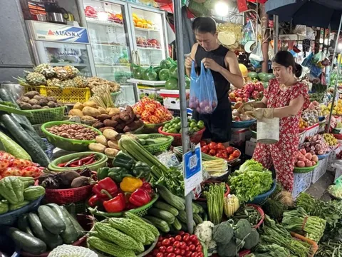 Giá rau xanh Hà Nội vẫn “neo cao”