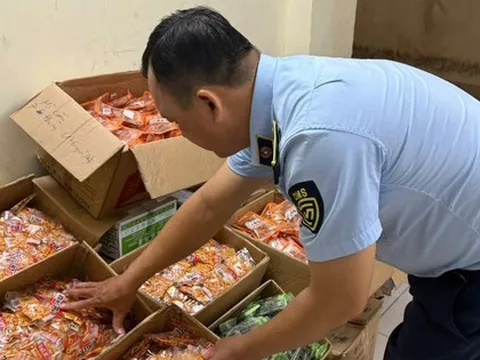 Phát hiện số lượng lớn bánh kẹo bán Tết không rõ xuất xứ