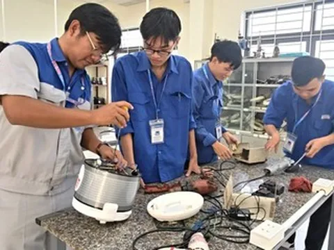 'Xưởng cứu hộ' mở ngày đêm, hồi sinh miễn phí thiết bị chập mạch sau lũ dữ