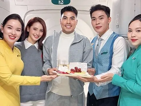 MC Huyền Trang VTV và bạn trai cầu thủ Đức Huy bất ngờ nhận quà trên máy bay