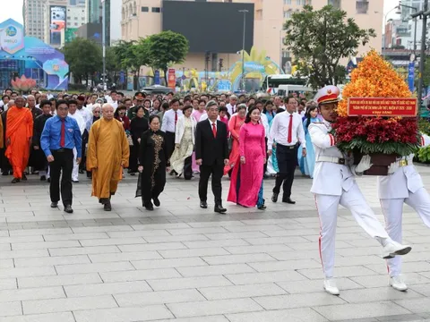 Đoàn đại biểu dự Đại hội đại biểu MTTQ Việt Nam TPHCM dâng hoa Tượng đài Chủ tịch Hồ Chí Minh