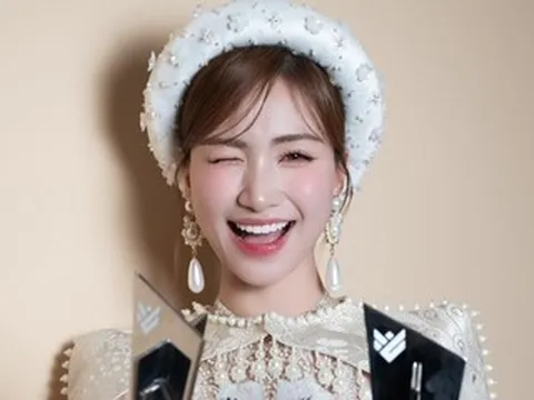 Ca sĩ Hòa Minzy thắng lớn, hành động đẹp của NSND Trịnh Kim Chi