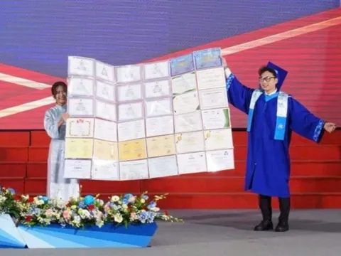 'Kho báu' của thủ khoa Bách khoa TP.HCM gây sốt tại lễ tốt nghiệp