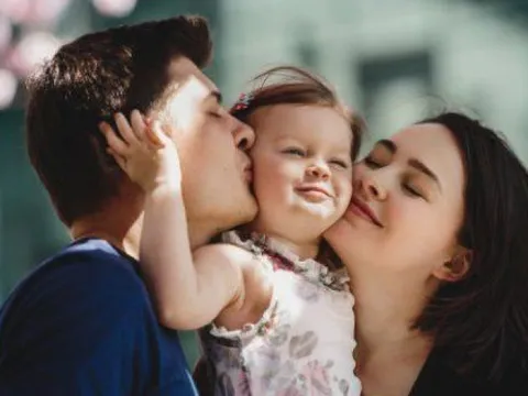 Những đứa trẻ 'ít được ôm ấp' khi lớn lên có thực sự độc lập hơn không?: Câu trả lời sẽ khiến bạn phải khóc!