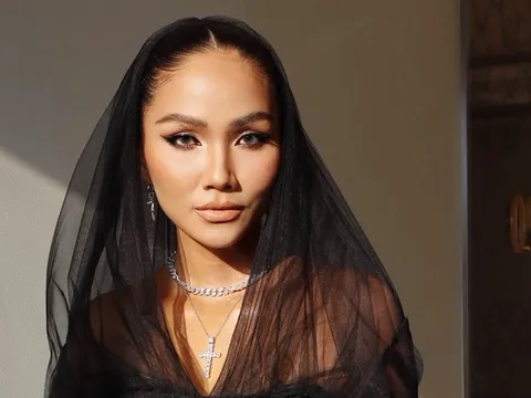 H'Hen Niê “trốn con” đi tham dự sự kiện, vóc dáng khiến dân mạng bất ngờ