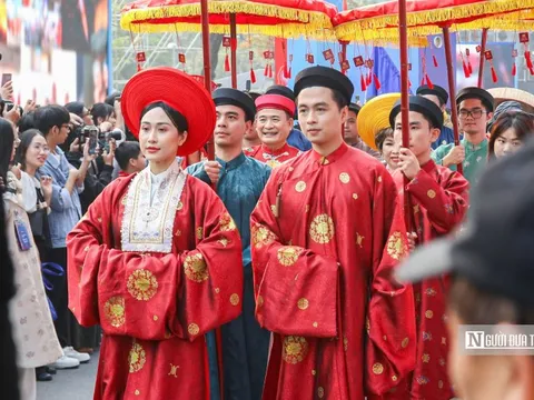 Hà Nội: 800 người mặc Việt phục tái hiện lễ cưới tại hồ Gươm