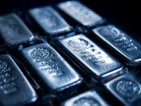 Bạc lập kỷ lục rồi rơi tự do, chuyên gia dự báo giá sẽ chạm mức 3 chữ số vào năm 2026