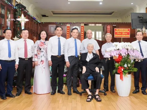 Bí thư Thành ủy TPHCM thăm, chúc mừng các cá nhân dịp Giáng sinh